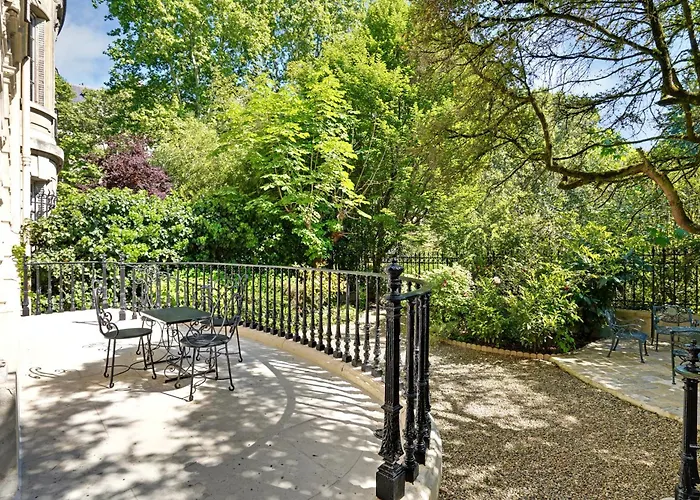 Ecrin Prive Au Parc Monceau * Parijs